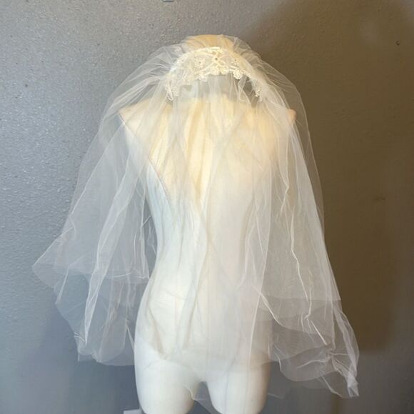 Vintage Alfred Angelo ivory lace wedding dress with veil. No size tags. - Picture 16 of 17